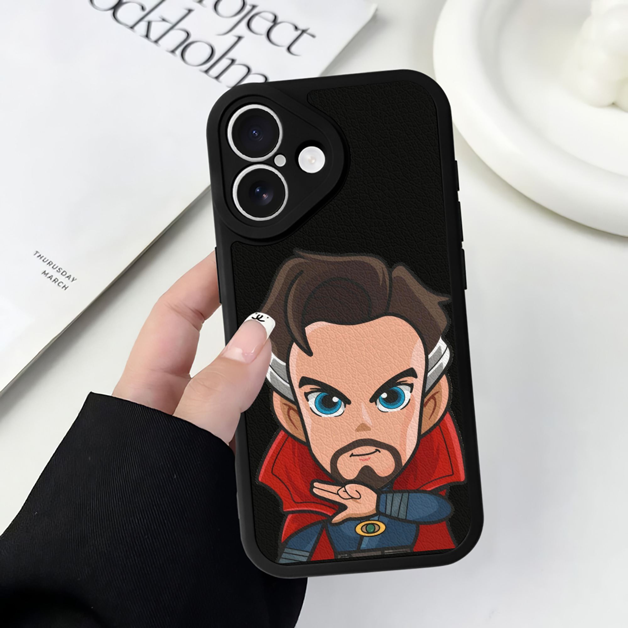 （画像用） アベンジャーズ The Avengers 【iPhone 16シリーズ対応】シリコンスマホケース（レザー調） 材質：シリコン